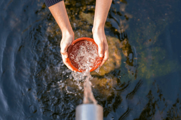Agua saliendo de un tubo