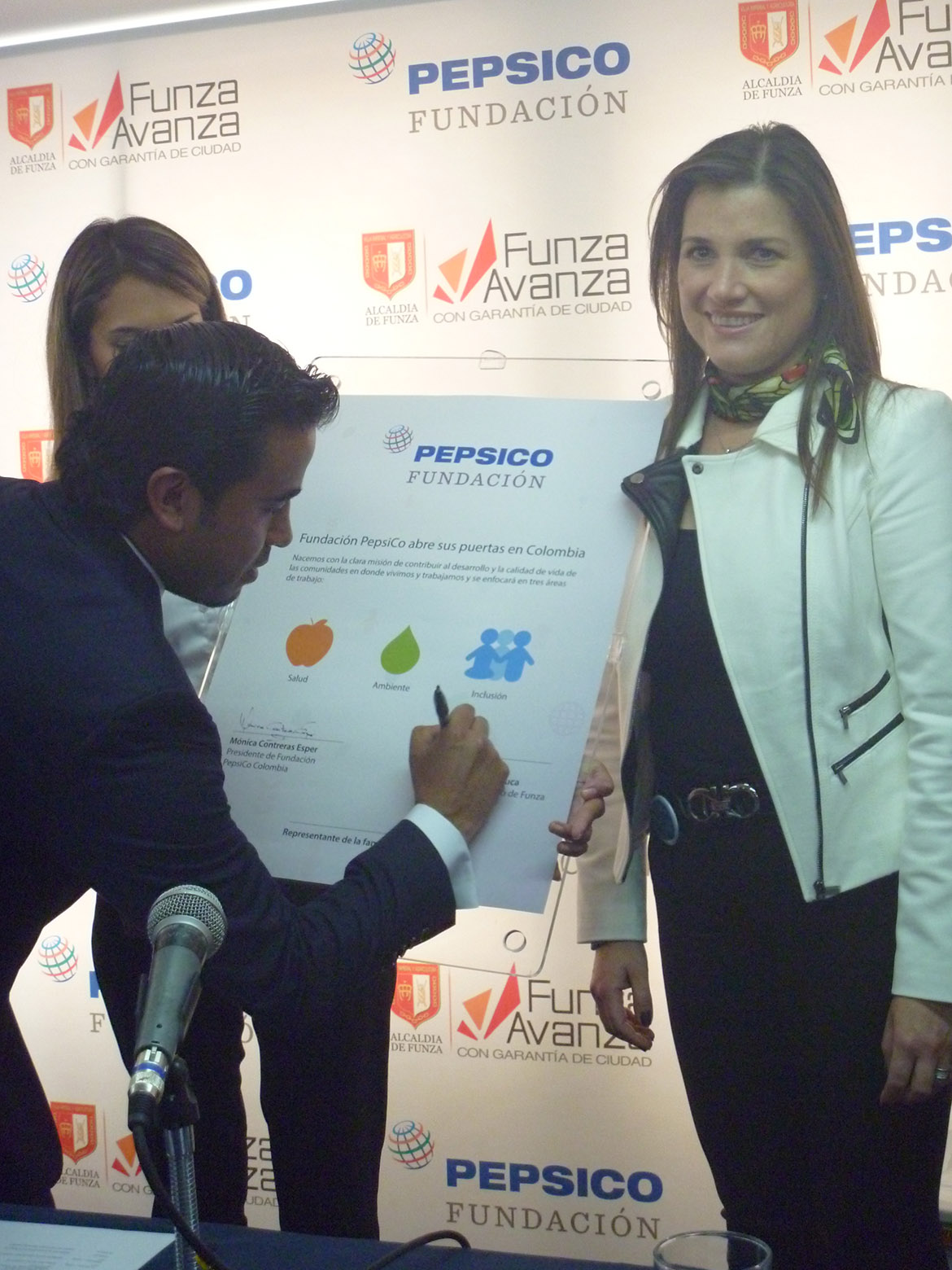Durante la firma del Acta de Apertura de la Fundación PespsiCo por parte del Alcalde de Funza, Jorge Enrique Machuca y  Mónica Contreras, Gerente de Alimentos PepsiCo