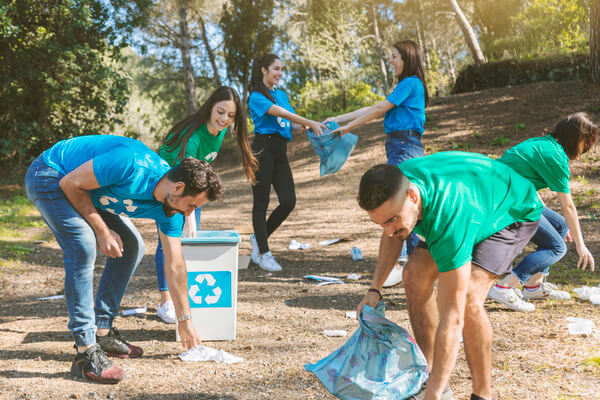 Jovenes recogiendo basura