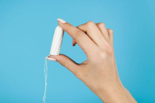 Tampon enlamanodeuna mujer