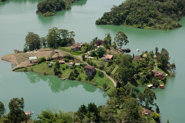 AguaColombiaGuatape600