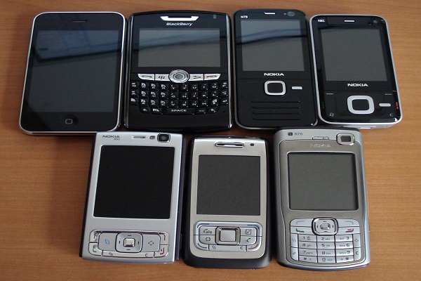 Assorted smartphones600