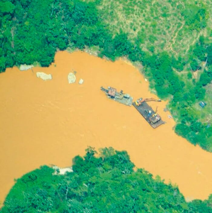 Explotacion de oro de aluvion en agua Nariño