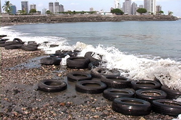 Llantas en el mar