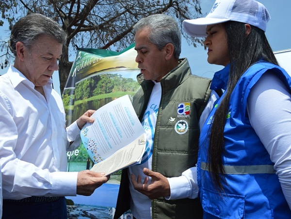 Presidente Santos Director ASOCAR Ramon Leal JPG