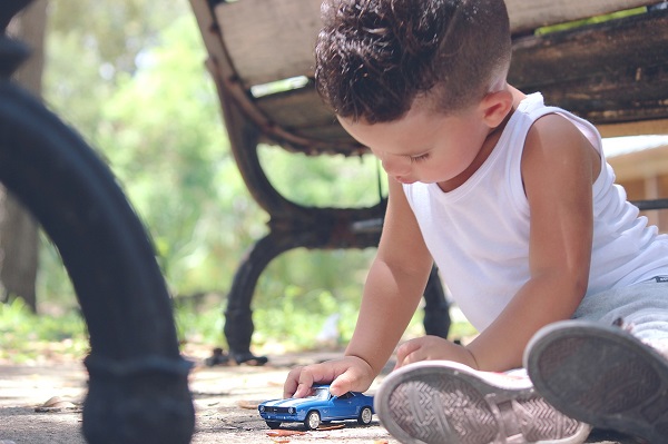 niño juguetes plomo