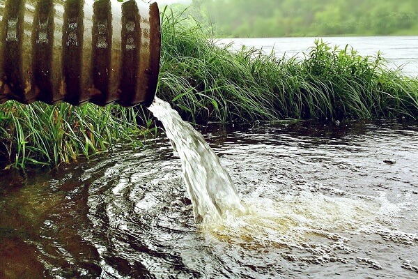 vertimiento agua pixabay 600
